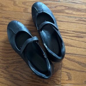ECCO SIZE 10 Ladies Lots of good wear left in these comfortable leather shoes!